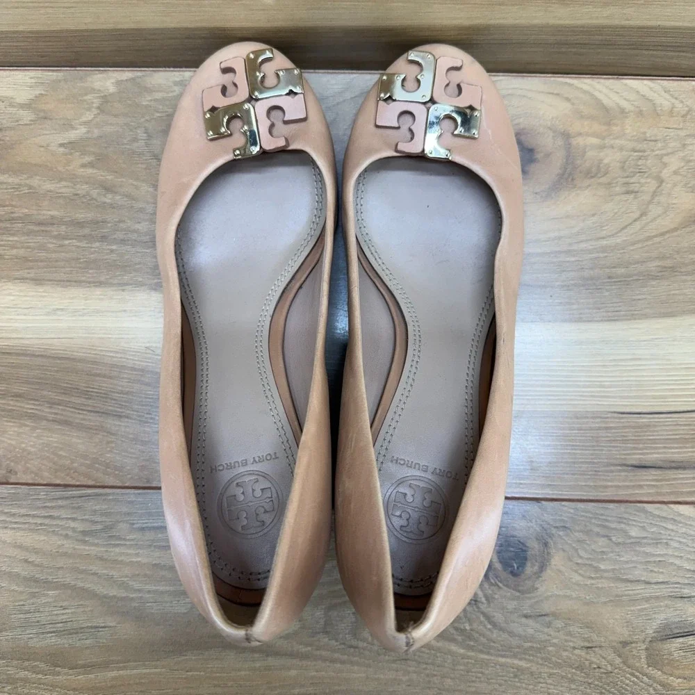Tory Burch Lowell Wedge Pumps 7.5 M Camel Tan Leather Dress Office Gold Logo